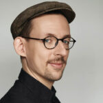 Paul Bokowski liest am 26.09.2025 in Jena. Satirische Texte, feiner Humor & Alltagspointen live erleben – Tickets jetzt sichern! Foto: Jan Kopetzky // JenaKultur