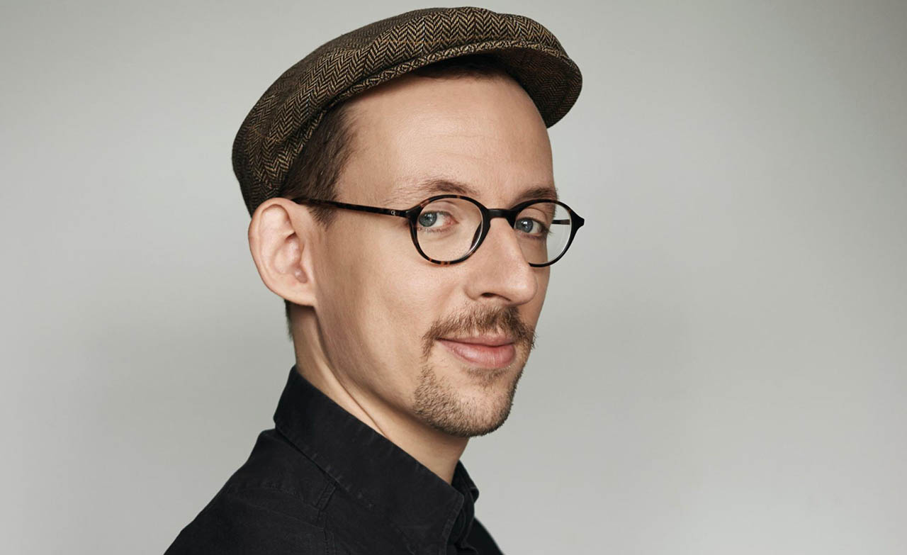 Paul Bokowski liest am 26.09.2025 in Jena. Satirische Texte, feiner Humor & Alltagspointen live erleben – Tickets jetzt sichern! Foto: Jan Kopetzky // JenaKultur