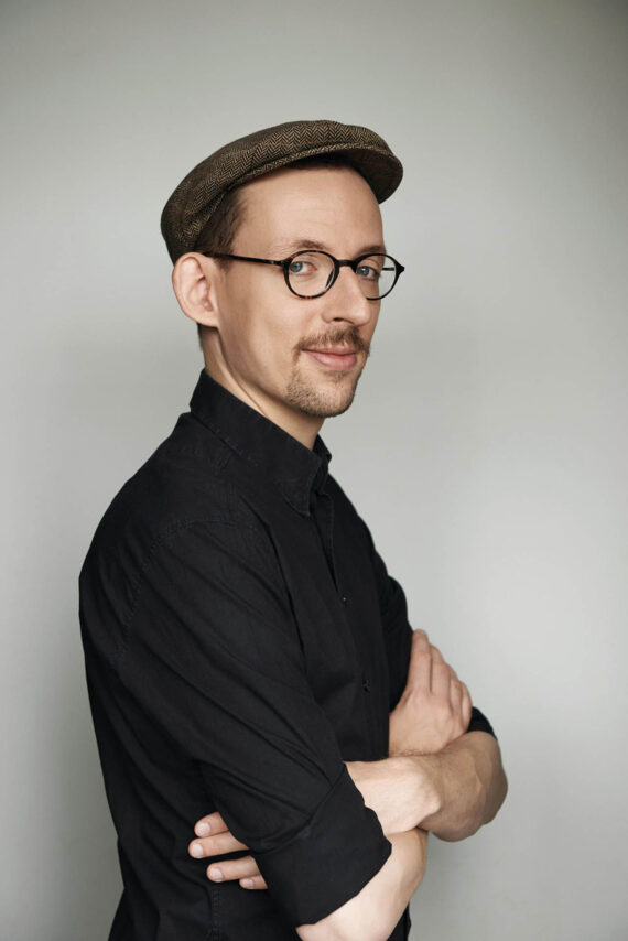 Paul Bokowski liest am 26.09.2025 in Jena. Satirische Texte, feiner Humor & Alltagspointen live erleben – Tickets jetzt sichern! Foto: Jan Kopetzky // JenaKultur