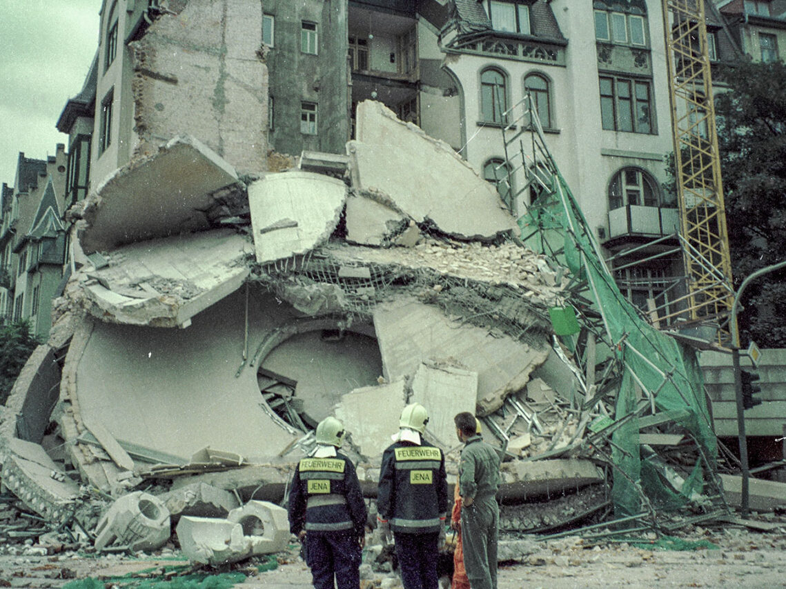 Zum 30. Jahrestag erinnert Jena an den Einsturz des Roten Turms 1995, bei dem vier Menschen starben. // Foto, Archiv 1995, Stadt Jena