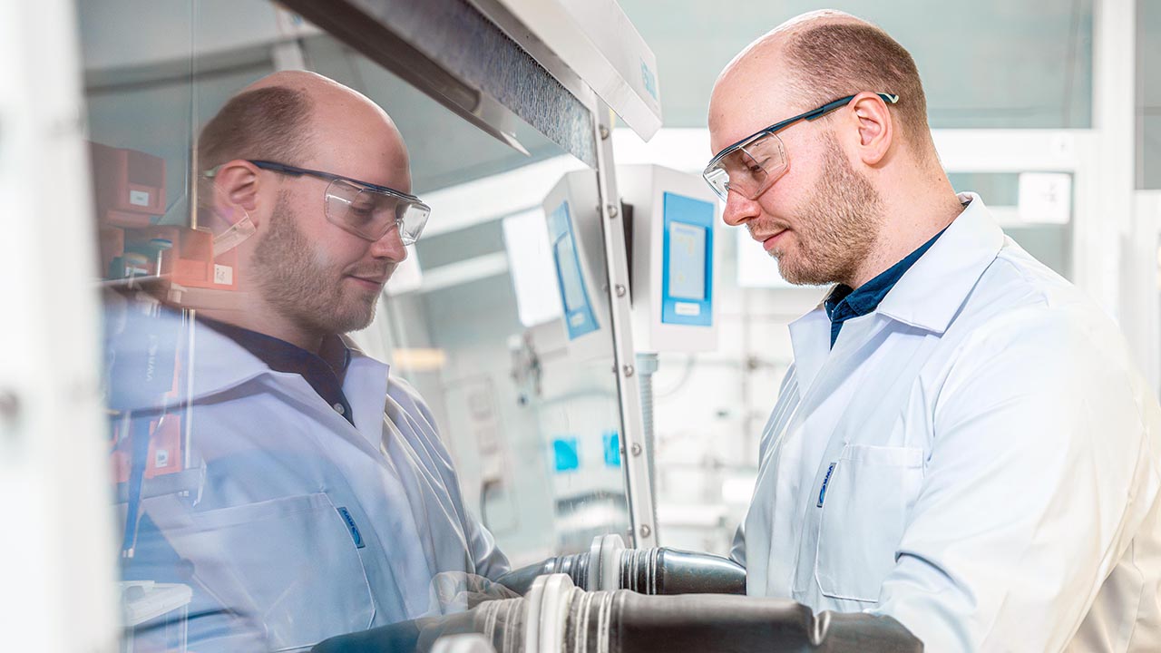 Dr. Tilmann Joachim Neubert in einem Labor im Institut für Technische Chemie und Umweltchemie der Uni Jena. Er wird im Rahmen der Ausschreibung CZS Nexus gefördert (Foto: Nicole Nerger/Universität Jena).