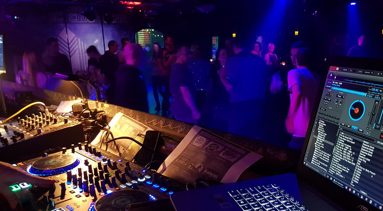 Am Samstag, den 22. November 2025, verwandelt sich der M-Pire Music Club in Jena erneut in ein Paradies für alle Fans von Depeche Mode, Electro und 80er-Jahre Sounds. Die legendäre Devote-Partyreihe lädt ein zu einer Nacht voller elektrisierender Beats, ikonischer Videoclips und der unverwechselbaren Atmosphäre, die diese Musikgeneration bis heute prägt.