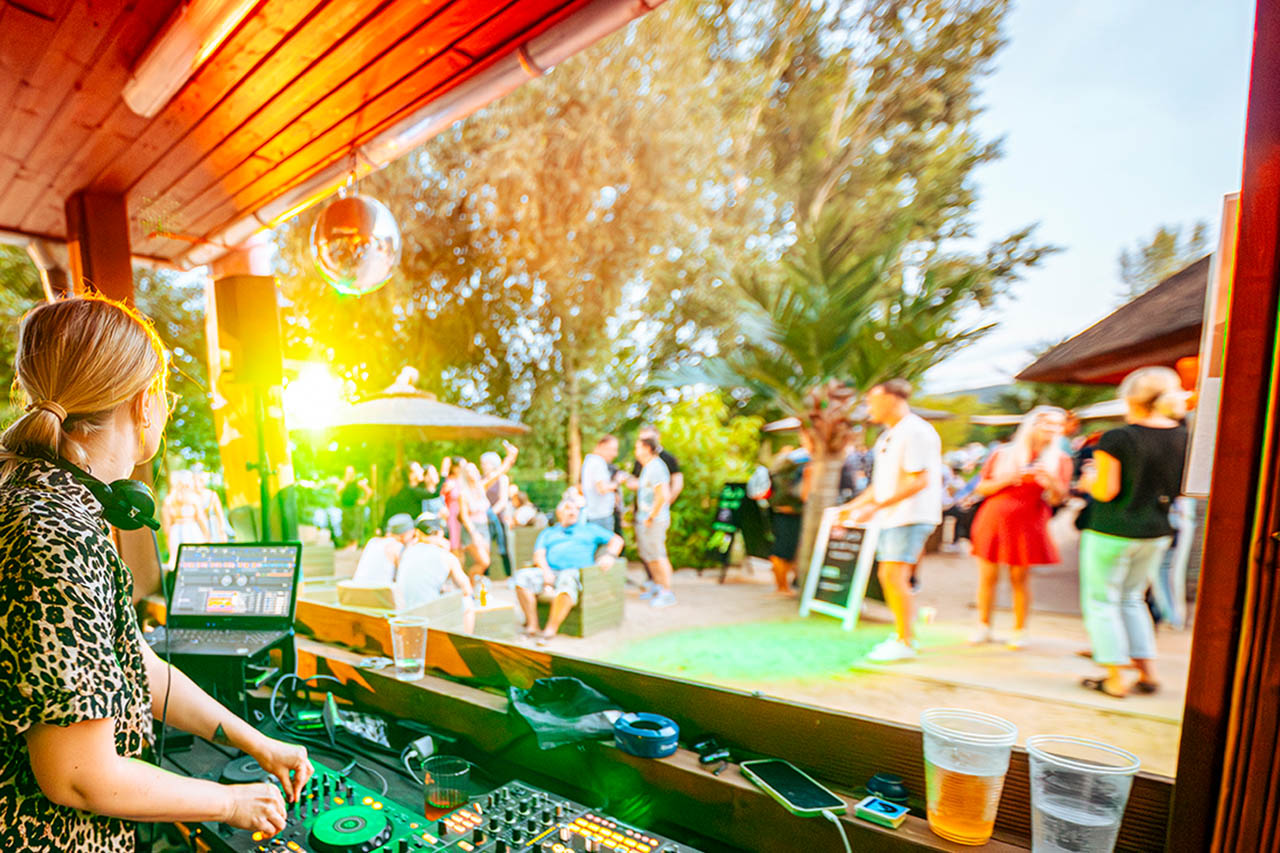 After Work Party am 2. Oktober in Jena: Strandbar Strandschleicher mit DJs, Cocktails, Grill, Lagerfeuer & Spendenaktion für Kinder. Foto: Stadtwerke Jena