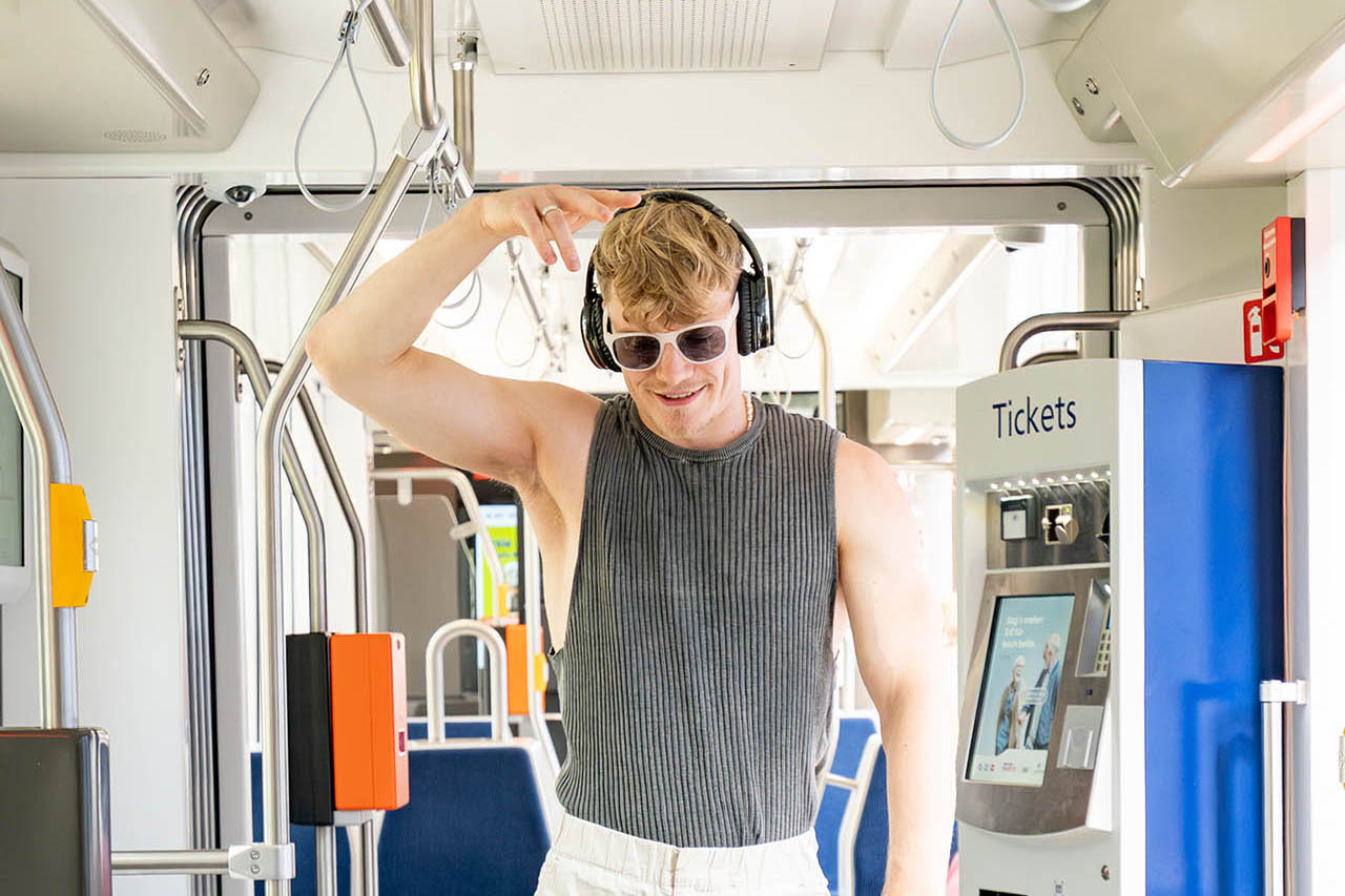 Mit drei weiteren selbst produzierten Kurzfilmen werben der Jenaer Nahverkehr und die JES Verkehrsgesellschaft ab heute für ein respektvolles Miteinander in Bus und Bahn. Müll in der Bahn, Hunde ohne Maulkorb und laute Musik sind die Themen der Videos. Fotos: Stadtwerke Jena