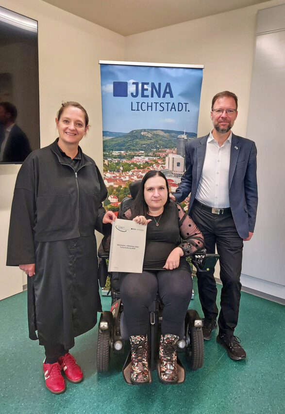 Kathleen Lützkendorf, Dezernentin für Soziales, Gesundheit, Zuwanderung und Klima, Ines Muskalla, Beauftragte für Menschen mit Behinderungen der Stadt Jena, und Oberbürgermeister Thomas Nitzsche stellen den fortgeschriebenen Aktionsplan „Inklusives Jena" vor.Foto: Stadt Jena