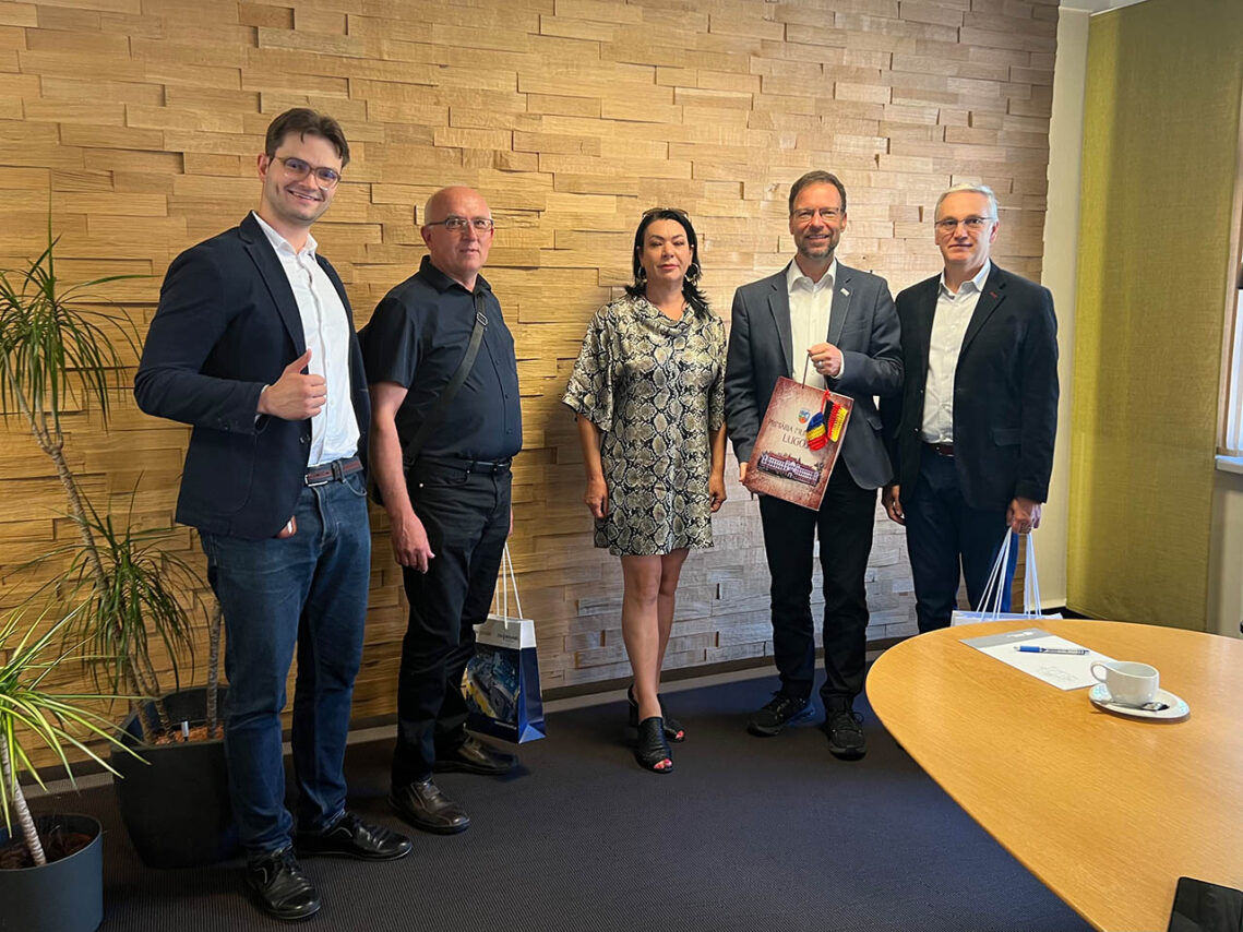 Jena und Lugoj vertiefen ihre Städtepartnerschaft. v.l.n.r. Referent Internationale Beziehungen Jena Valerii Shkuropat, Dolmetscher Horst Meixensberger, Leiterin von Social Assistance Direction Lugoj Angelica Uscat, OB Dr. Thomas Nitzsche, Referent Internationale Beziehungen Lugoj Liviu Savescu. Foto: Stadt Jena