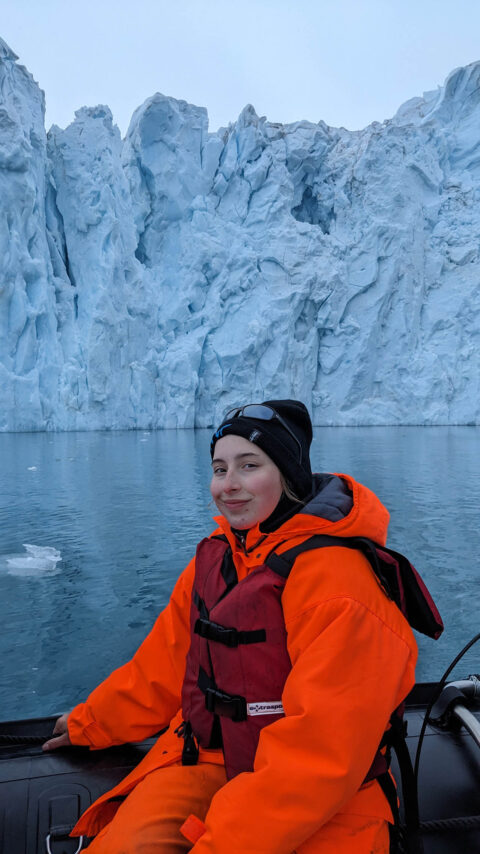 Studentin Julia Engelhardt hat während der Expedition 2024/25 die Arbeit des Forschungsteams in der Antarktis unterstützt (Foto: Christina Braun/Universität Jena