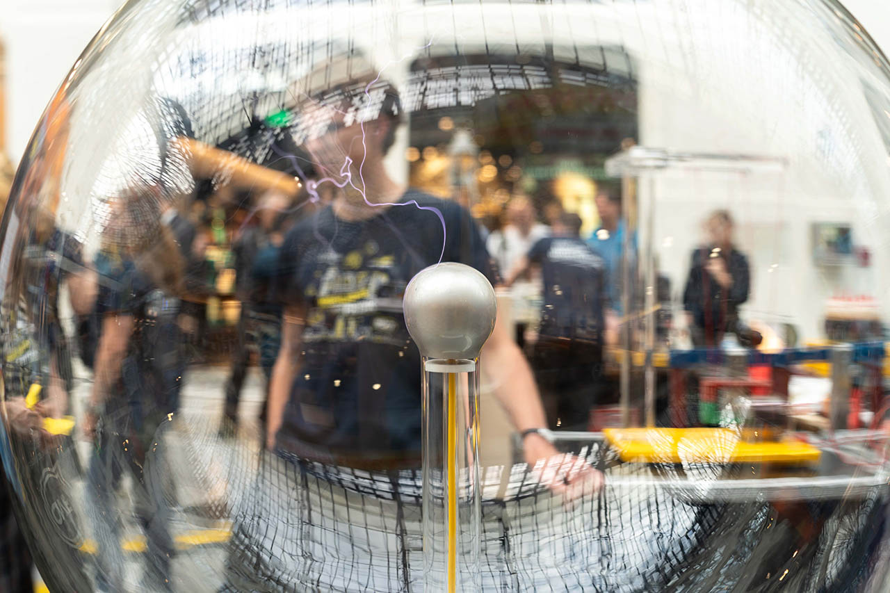 Blick in die Physik-Ausstellung beim Wissenschaftsfestival "Highlights der Physik" am 17.09.2025 in der Goethe-Galerie in Jena. Das Wissenschaftsfestival fand vom 15.-20.09.2025 zum zweiten Mal in Jena statt. Foto: Nicole Nerger/Universität Jena
