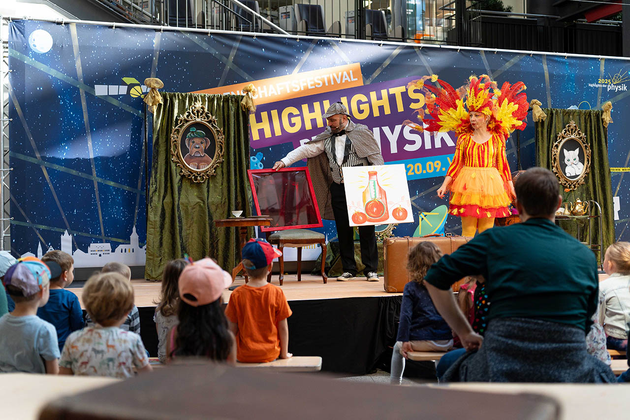 Physik-Kindertheater mit ACTeFact (Oliver Diedrich, Osina Jung) beim Wissenschaftsfestival "Highlights der Physik" am 19.09.2025 in der Goethe-Galerie in Jena. Das Wissenschaftsfestival fand vom 15.-20.09.2025 zum zweiten Mal in Jena statt. Foto: Nicole Nerger/Universität Jena