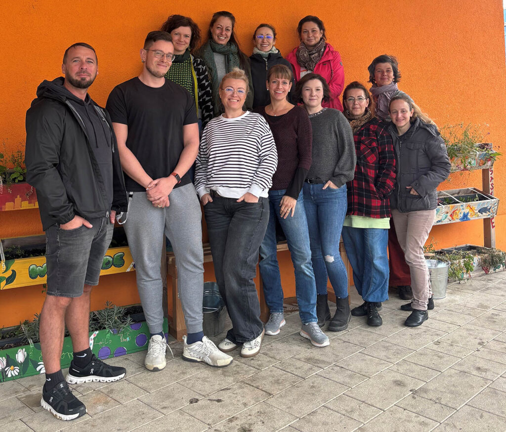 Auf dem Foro zu sehen sind: untere Reihe v.l.n.r.: Martin Linke (ÜAG Projekt Neo4), Felix Burandt (Streetwork Lobeda), Antje Peuckert (Koordinatorin JUBA), Kathleen Müller (SBBS Gesundheit und Soziales Schulsozialarbeiterin), Nadine Ukena (Bewährungshilfe), Isabella Schmiedgen (Kirchenkreissozialarbeit Jena), Katharina Fischer (Grone Projekt Agito2.0) obere Reihe v.l.n.r.: Nicole Schönbodt & Sabine Stolzenberg (beide Jugendberufshilfe Jena), Steffi Nendel (Jugendmigrationsdienst AWO), Steffi Stark ( Stoy-Schule Schulsozialarbeiterin), Suse Watterott (Kindersprachbrücke Projekt im Fokus) Foto: Kirchenkreissozialarbeit Jena Jenaer Jugendnothilfefonds lädt zum offenen Austausch. Foto: Kirchenkreissozialarbeit Jena