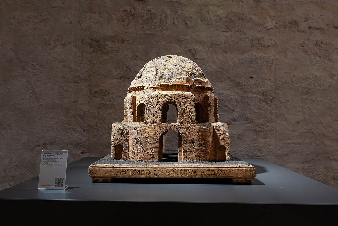 Die Ausstellung „ArchitekTOUREN“ zeigt antike Architekturmodelle aus dem Lindenau-Museum Altenburg an drei Standorten in Jena. Foto: Nicole Nerger/Uni Jena