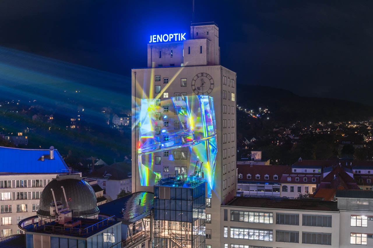 Vom 17. bis 31. Oktober 2025 erstrahlt das Ernst-Abbe-Hochhaus in Jena in völlig neuem Glanz. Foto: Frank Liebold, Jenafotografx