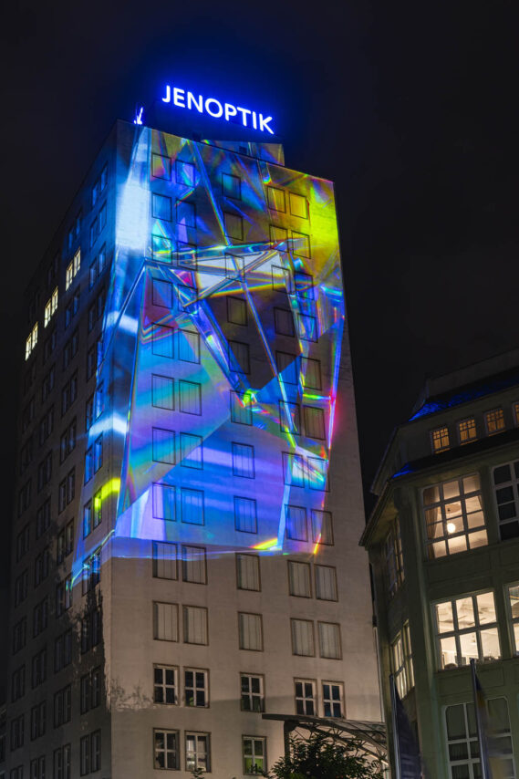 Vom 17.–31. Oktober 2025 verwandelt ZEITGUISED das Jenoptik-Hochhaus in Jena mit „The Abbe Number“ in ein leuchtendes Kunstwerk aus Licht und Glas. Foto: Frank Liebold, Jenafotografx