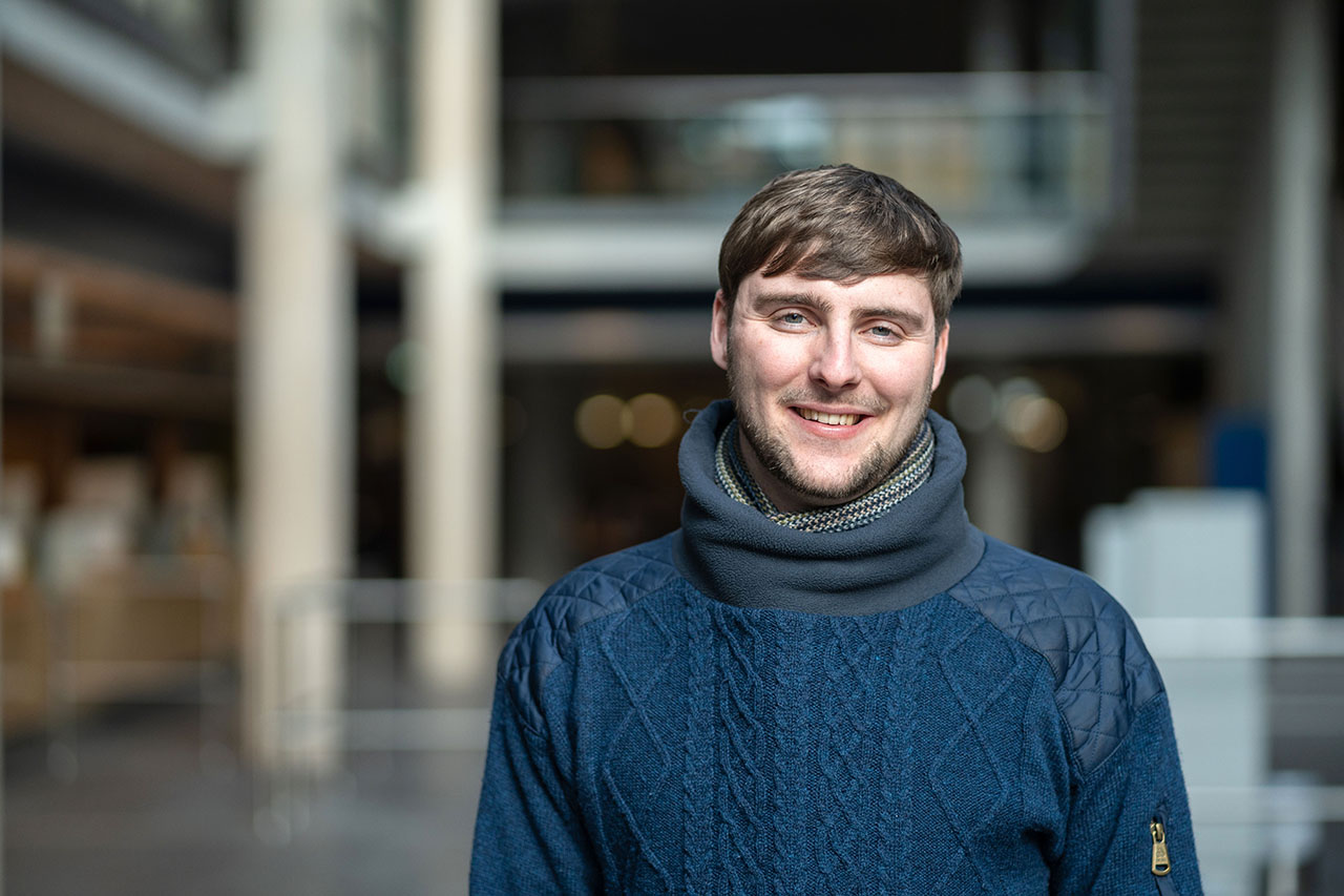 Der irische Student Darragh Donnellan erhält den DAAD-Preis 2025 der Uni Jena für herausragende Leistungen und interkulturelles Engagement. Foto: Nicole Nerger / Uni Jena Der irische Student Darragh Donnellan erhält den DAAD-Preis 2025 der Uni Jena für herausragende Leistungen und interkulturelles Engagement. Foto: Nicole Nerger / Uni Jena
