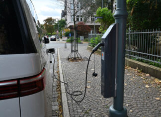 Erster Laternenlader in Jena: E-Auto laden im Damenviertel Erster Laternenlader Jenas startet im Damenviertel. Foto: Stadtwerke Jena