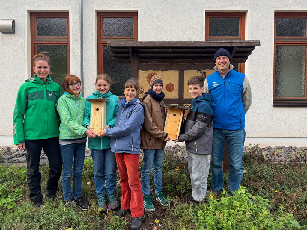 Schüler:innen des Ernst-Abbe-Gymnasiums Jena bauten Nistkästen für forum natura und das Schulgelände – praktischer Artenschutz kombiniert mit Bildung für Nachhaltigkeit. Foto: Stadt Jena // KSJ Schüler:innen des Ernst-Abbe-Gymnasiums Jena bauten Nistkästen für forum natura und das Schulgelände – praktischer Artenschutz kombiniert mit Bildung für Nachhaltigkeit. Foto: Stadt Jena // KSJ