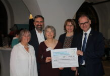 Dankeschönfest: Bürgerstiftung Jena ehrt Ehrenamt Beim Dankeschönfest am 20.11. ehrte die Bürgerstiftung Jena rund 80 Ehrenamtliche und erhielt einen Spende über 12.688€ für Digitalisierung und Trüperwiese. Foto: Bürgerstiftung Jena