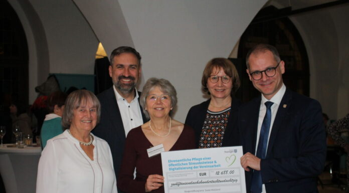 Dankeschönfest: Bürgerstiftung Jena ehrt Ehrenamt Beim Dankeschönfest am 20.11. ehrte die Bürgerstiftung Jena rund 80 Ehrenamtliche und erhielt einen Spende über 12.688€ für Digitalisierung und Trüperwiese. Foto: Bürgerstiftung Jena