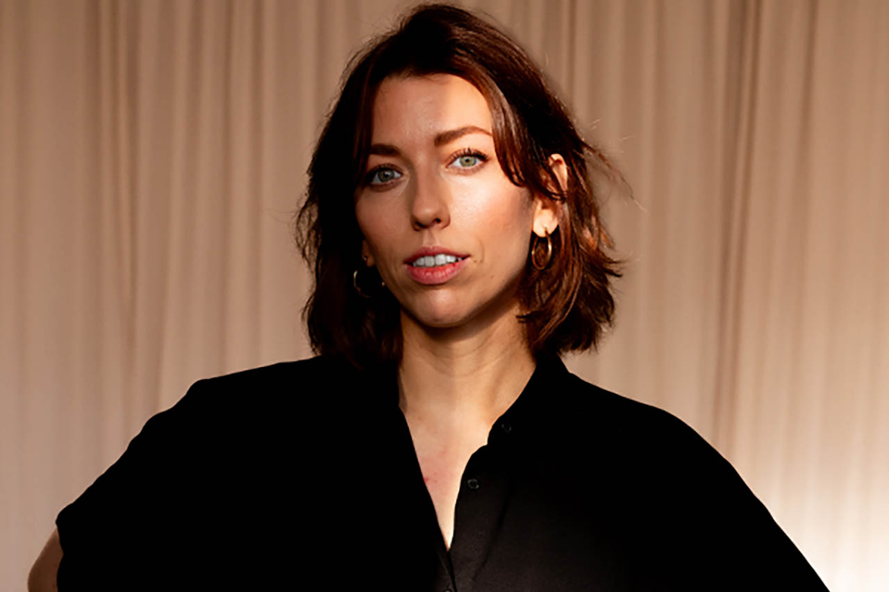 Anne Sauer liest am 6.11.2025 in der Ernst-Abbe-Bücherei Jena aus ihrem Bestseller „Im Leben nebenan“. Karten über Jena Tourist-Information. Foto Tara Wolff