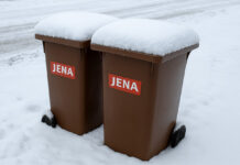 Abfallentsorgung bei Frost: Warum die Biotonne im Winter anders reagiert So bleibt Ihre Biotonne im Winter funktionstüchtig. 7 praktische Tipps gegen Festfrieren, schlechte Gerüche und nasse Abfälle. Foto-Illustration Jenafotografx