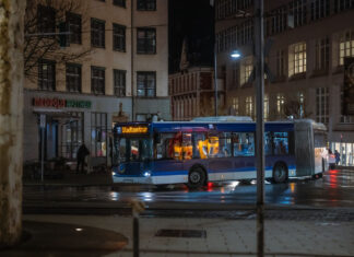 Kurzfristige Vollsperrung der Schillerstraße ab Montag, 24. November Ab 24. Nov.: Vollsperrung Schillerstraße wegen Leitungsbau. Umleitung für PKW über Grietgasse. Busse passieren die Baustelle. Dauer: ca. 1 Woche. Foto: Frank Liebold, Jenafotografx