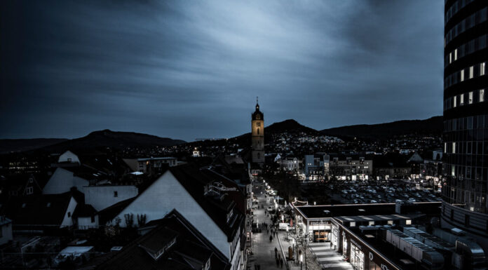 Herbststeuerschätzung verschärft Jenas Haushaltskrise Herbststeuerschätzung verschärft Jenas Haushaltskrise. Gewerbesteuer fällt 2025 um 25 Mio. Euro, Jahresfehlbetrag steigt auf 56 Mio. Euro. Sozialausgaben und KIJ-Defizit verschärfen Lage. Haushaltssperre 2026 geplant. Foto: Frank Liebold, Jenafotografx
