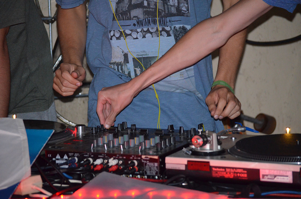 DJ-Workshop: Platten drehen lernen im Kassablanca. Foto: Frank Liebold DJ-Workshop: Platten drehen lernen im Kassablanca. Foto: Frank Liebold