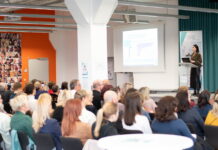 Gesunde Arbeit 2025: Ernst-Abbe-Hochschule Jena zeigt Wege Gesunde Arbeit 2025: EAH Jena zeigt Wege Prof. Dr. Heike Kraußlach während ihres Vortrags zu den Herausforderungen für die gesunde Arbeit der Zukunft; Foto: Lena Viertel