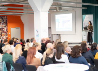 Gesunde Arbeit 2025: Ernst-Abbe-Hochschule Jena zeigt Wege Gesunde Arbeit 2025: EAH Jena zeigt Wege Prof. Dr. Heike Kraußlach während ihres Vortrags zu den Herausforderungen für die gesunde Arbeit der Zukunft; Foto: Lena Viertel