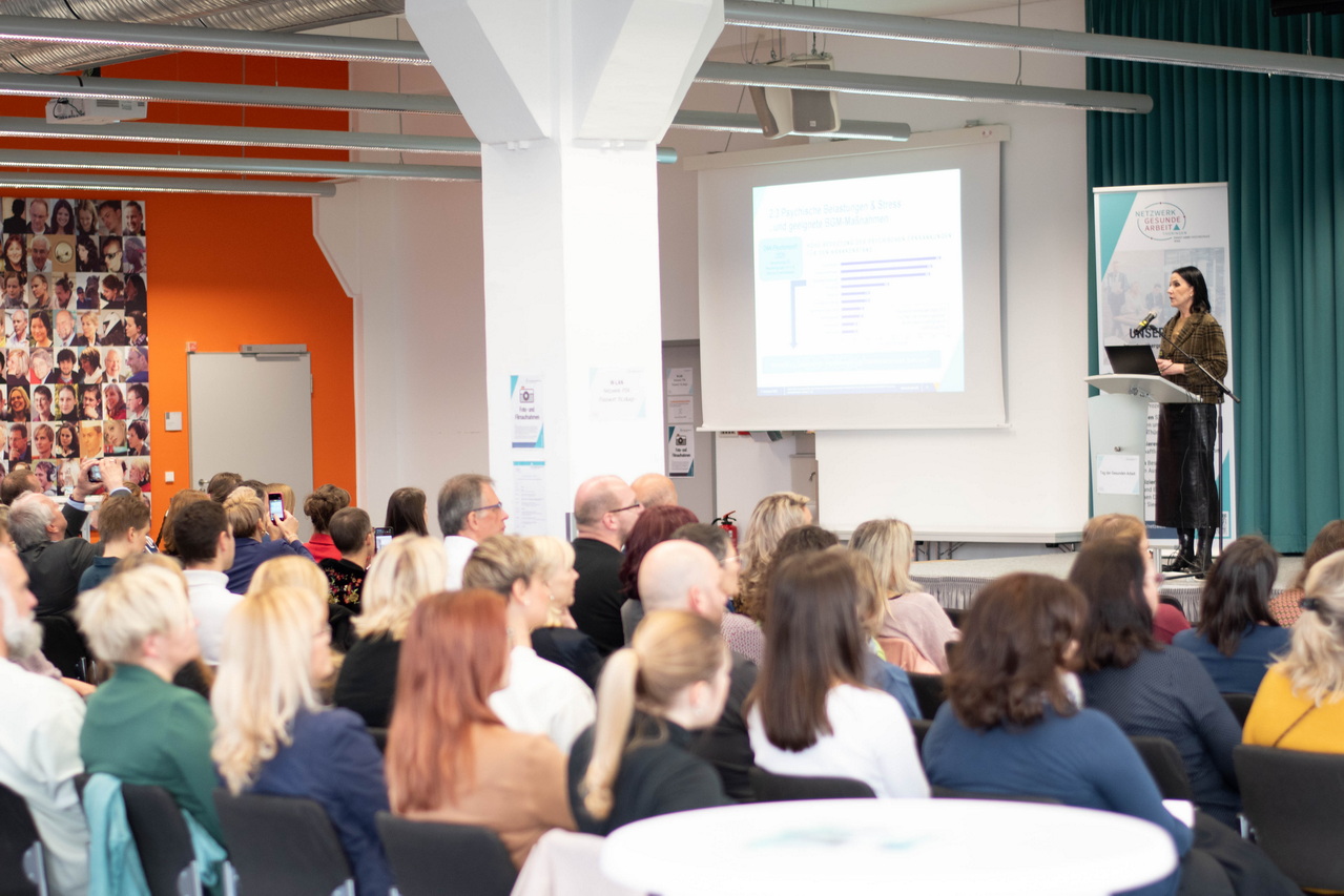 Gesunde Arbeit 2025: EAH Jena zeigt WegeProf. Dr. Heike Kraußlach während ihres Vortrags zu den Herausforderungen für die gesunde Arbeit der Zukunft; Foto: Lena Viertel
