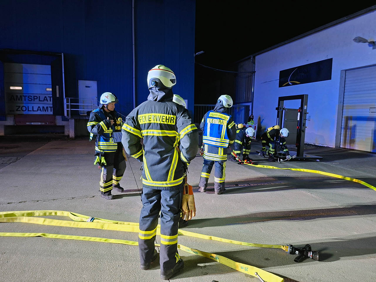 Freiwillige Feuerwehren trainieren Brandbekämpfung und Rettung im Gewerbegebiet Göschwitz. Foto: Stadt Jena