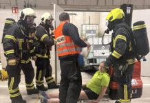 Feuerwehr trainiert Gefahrgut-Übung am Schwimmparadies Jena Gefahrgut-Übung im Schwimmparadies Jena