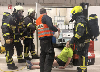 Feuerwehr trainiert Gefahrgut-Übung am Schwimmparadies Jena Gefahrgut-Übung im Schwimmparadies Jena