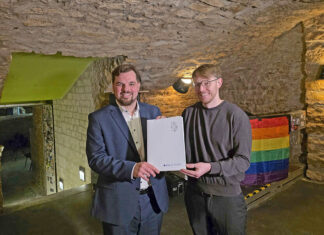 Rosenkeller Jena: Neue Technik für Konzerttonne Kulturdezernent Schleußner übergibt 5.000 Euro Fördergeld. Die Konzerttonne des Rosenkellers wird mit moderner Ton- und Lichttechnik wieder eröffnet. Foto: Stadt Jena