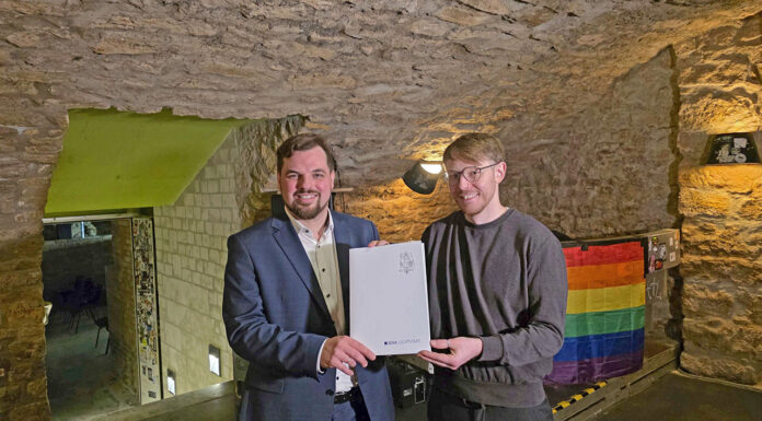 Rosenkeller Jena: Neue Technik für Konzerttonne Kulturdezernent Schleußner übergibt 5.000 Euro Fördergeld. Die Konzerttonne des Rosenkellers wird mit moderner Ton- und Lichttechnik wieder eröffnet. Foto: Stadt Jena