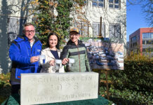 Fernwärme Jena-Süd: Dampf durch Heißwasser ersetzt Passenderweise mit einem Schwall heißem Wasser begossen Stadtwerke Energie Geschäftsführer André Sack, Stadtwerke Jena Netze-Geschäftsführerin Kristin Weiß und Stadtwerke-Projektleiter Christoph Krauße (v.l.) den Schlussstein für das Projekt Dampfnetzablösung. Als ersten konkreten Schritt auf dem Weg zur Wärmewende wurde ein mit Dampf betriebenes Fernwärme-Teilnetz in Jena-Süd stillgelegt und an das mit Heißwasser betriebene Hauptnetz angeschlossen. 24 Einzelmaßnahmen waren seit 2019 dafür umgesetzt worden. Foto: Stadtwerke Jena / Sandra Werner