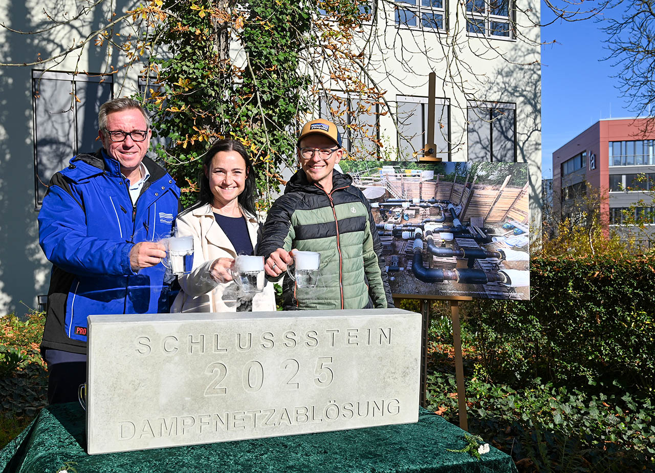 Passenderweise mit einem Schwall heißem Wasser begossen Stadtwerke Energie Geschäftsführer André Sack, Stadtwerke Jena Netze-Geschäftsführerin Kristin Weiß und Stadtwerke-Projektleiter Christoph Krauße (v.l.) den Schlussstein für das Projekt Dampfnetzablösung. Als ersten konkreten Schritt auf dem Weg zur Wärmewende wurde ein mit Dampf betriebenes Fernwärme-Teilnetz in Jena-Süd stillgelegt und an das mit Heißwasser betriebene Hauptnetz angeschlossen. 24 Einzelmaßnahmen waren seit 2019 dafür umgesetzt worden. Foto: Stadtwerke Jena / Sandra Werner