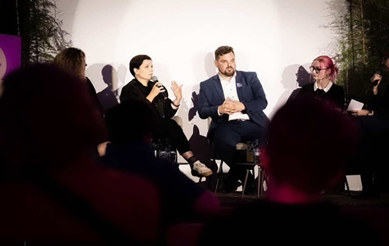 N8Kultur in Jena bringt Politik, Verwaltung und Musiker:innen zusammen, fordert zentrale Anlaufstellen und kündigt Folge-Event in Gera am 05.12.2025 an. Grafik: LAG Songkultur e.V. N8Kultur in Jena bringt Politik, Verwaltung und Musiker:innen zusammen, fordert zentrale Anlaufstellen und kündigt Folge-Event in Gera am 05.12.2025 an. Grafik: LAG Songkultur e.V.