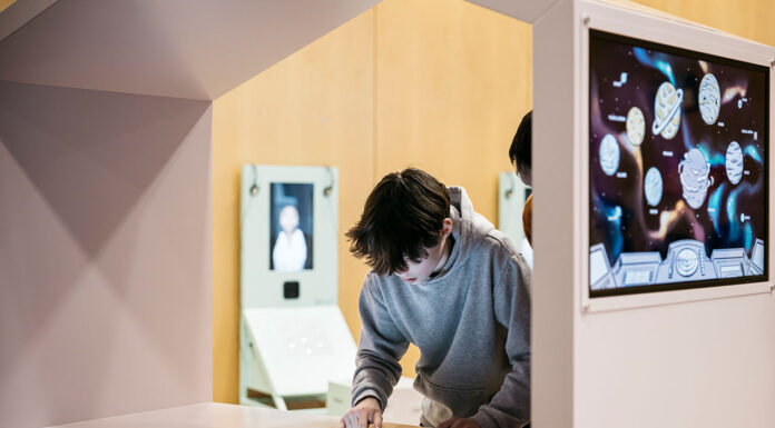 YOUNIWORTH Ausstellung Jena 2025 entdecken Die Wanderausstellung YOUNIWORTH kommt 2.–11. Dez. 2025 nach Jena. Interaktive Stationen, Workshops und Schulprogramme im Helene-Petrenz-Saal. Foto: Servicebüro Jugendmigrationsdienste