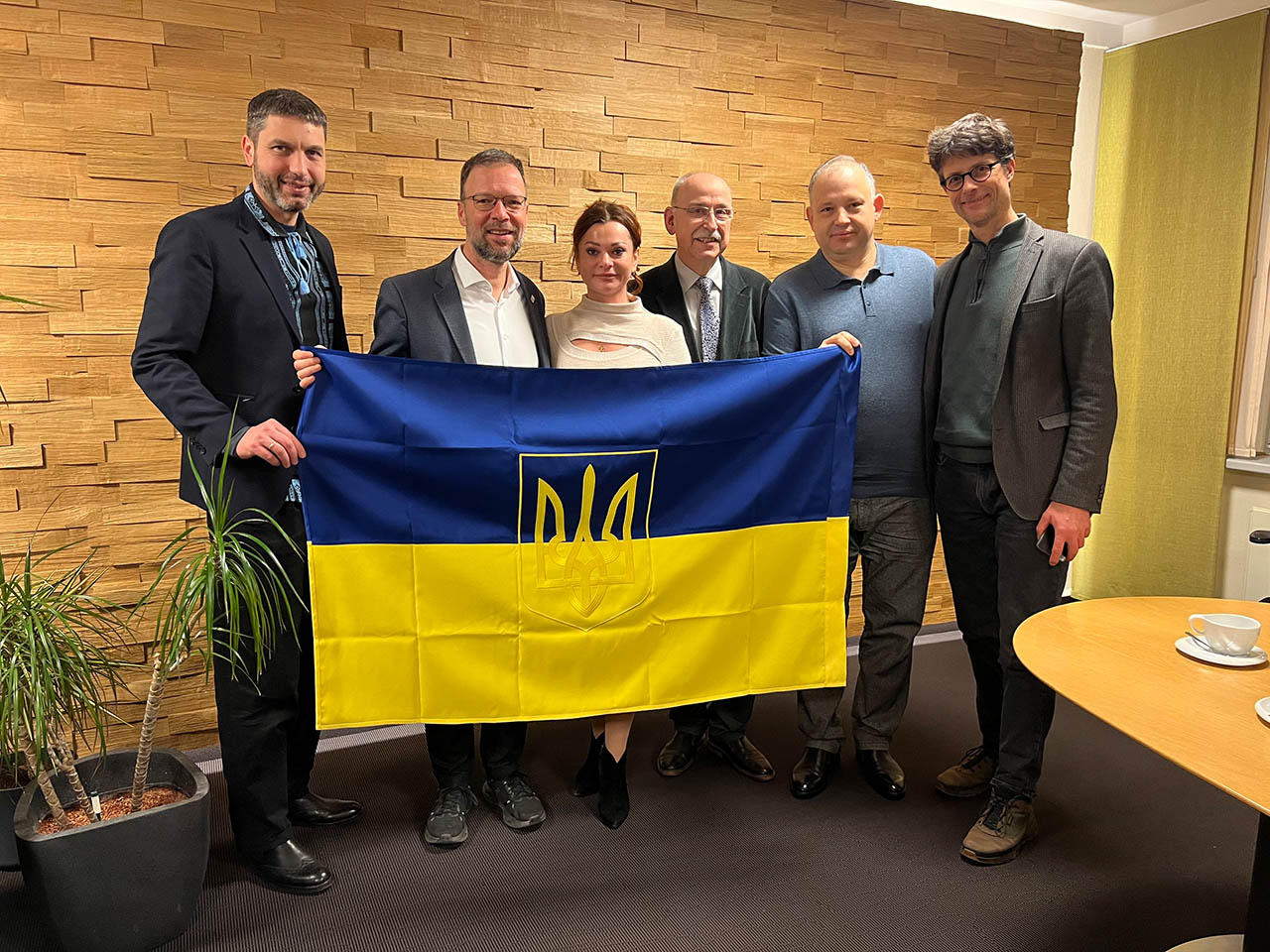 Medizinischer Austausch zwischen Jena und der Ukraine vertieft. Treffen im Rathaus: v.l.n.r. Ass. Prof. Dr. med. Maksym Pylypenko, OB Dr. Thomas Nitzsche, Dr. med. Olena Dolynska, Prof. Dr. med. Uwe Klein, Prof. Dr. med. Andrii Sirko und der Leiter des Bereich des Oberbürgermeisters, Matthias Bettenhäuser. Foto: Stadt Jena Medizinischer Austausch zwischen Jena und der Ukraine vertieft. Treffen im Rathaus: v.l.n.r. Ass. Prof. Dr. med. Maksym Pylypenko, OB Dr. Thomas Nitzsche, Dr. med. Olena Dolynska, Prof. Dr. med. Uwe Klein, Prof. Dr. med. Andrii Sirko und der Leiter des Bereich des Oberbürgermeisters, Matthias Bettenhäuser. Foto: Stadt Jena