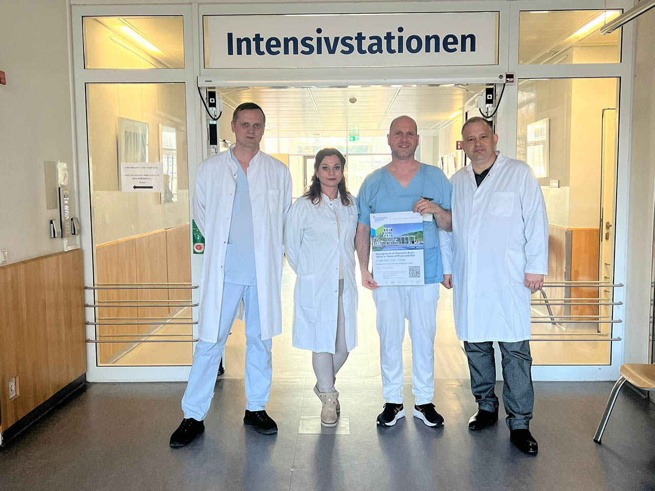 Starke Solidarität: Ukrainische Ärzte zu Gast in Jena. Symposium am UniKlinikum: v.l.n.r. Prof. Dr. med. Uwe Klein, Prof. Dr. med. Christian Senft, Prof. Dr. med. Eva-Verena Griemert, Ass. Prof. Dr. med. Maksym Pylypenko, Prof. Dr. med. Uwe Max Mauer, PD Dr. med. Johannes Ehler und Prof Dr. med. Andrii Syrko. Foto: Stadt Jena Starke Solidarität: Ukrainische Ärzte zu Gast in Jena. Symposium am UniKlinikum: v.l.n.r. Prof. Dr. med. Uwe Klein, Prof. Dr. med. Christian Senft, Prof. Dr. med. Eva-Verena Griemert, Ass. Prof. Dr. med. Maksym Pylypenko, Prof. Dr. med. Uwe Max Mauer, PD Dr. med. Johannes Ehler und Prof Dr. med. Andrii Syrko. Foto: Stadt Jena