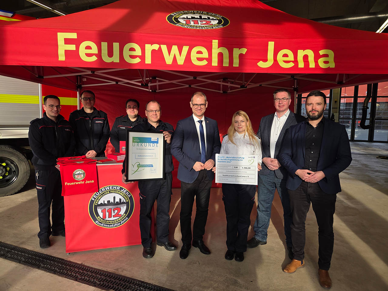 5.000 Euro Förderung für die Nachwuchsarbeit der Freiwilligen Feuerwehr Jena. Neue Materialien stärken Sichtbarkeit, Ehrenamt und Mitgliedergewinnung. Großer Impuls: 5.000 Euro für Feuerwehr-Nachwuchs. Foto: Stadt Jena