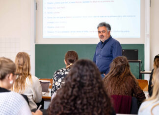 Starke Studie zeigt Chile Klischees im deutschen TV Starke Studie zeigt Chile Klischees im deutschen TV. Dr. Jorge Peña, wissenschaftlicher Mitarbeiter am Institut für Romanistik der Friedrich-Schiller-Universität Jena, porträtiert am 08.01.2026 bei einer Lehrveranstaltung an der Friedrich-Schiller-Universität Jena in Jena. Foto: Nicole Nerger/Universität Jena