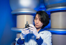 Hightech-Comeback: Ionenbeschleuniger „Romeo“ in Jena zurück Hightech-Comeback. Ionenbeschleuniger „Romeo“ in Jena zurück. Die technische Mitarbeiterin Parisa Mirzaei bereitet am 05.01.2026 am Institut für Festkörperphysik der Friedrich-Schiller-Universität Jena in Jena den Ionenbeschleuniger "Romeo" für ein Experiment vor. Bei dem Gerät werden Ionen mit einer Spannung bis zu 400.000 Volt beschleunigt und anschließend in Materialien geschossen, wodurch sich die elektrischen, optischen oder magnetischen Eigenschaften des Materials verändern. Foto: Nicole Nerger/Universität Jena