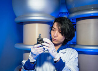 Hightech-Comeback: Ionenbeschleuniger „Romeo“ in Jena zurück Hightech-Comeback. Ionenbeschleuniger „Romeo“ in Jena zurück. Die technische Mitarbeiterin Parisa Mirzaei bereitet am 05.01.2026 am Institut für Festkörperphysik der Friedrich-Schiller-Universität Jena in Jena den Ionenbeschleuniger "Romeo" für ein Experiment vor. Bei dem Gerät werden Ionen mit einer Spannung bis zu 400.000 Volt beschleunigt und anschließend in Materialien geschossen, wodurch sich die elektrischen, optischen oder magnetischen Eigenschaften des Materials verändern. Foto: Nicole Nerger/Universität Jena