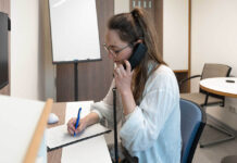 2026: Starke Hilfe für pflegende Angehörige bei Demenz Starke Hilfe für pflegende Angehörige bei Demenz. Sophie Geßner, wissenschaftliche Mitarbeiterin im Institut für Psychologie, in einer Telefonsprechstunde für pflegende Angehörige von Demenzkranken (Foto: Nicole Nerger/Universität Jena)