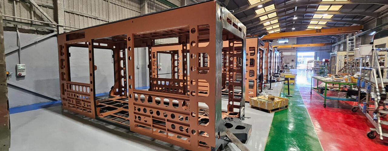 So sieht die Karosserie einer Multigelenk-Straßenbahn aus: Im Werk des Straßenbahnherstellers Stadler in Valencia hat die Produktion von neun weiteren Lichtbahnen begonnen. Hier sind erste Wagenteile im Rohbau zu erkennen. Ab Herbst werden die fertigen Straßenbahnen dann in Jena erwartet. Foto: Jenaer Nahverkehr // Stadtwerke Jena