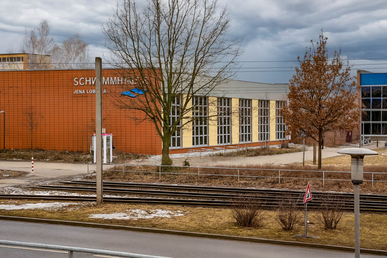 Alte Schwimmhalle Lobeda-West vor entscheidender Zukunft. Foto: Illustration via KI Alte Schwimmhalle Lobeda-West vor entscheidender Zukunft. Foto: Illustration via KI