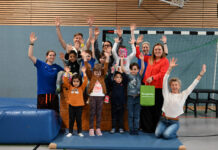 Großartige Spende fürs Bewegungsfest in Winzerla Starke Spende für Bewegungsfest in Winzerla. Stadtwerke Jena-Pößneck spenden 780 Euro an SPORT VERNETZT Jena für ein Bewegungsfest in Winzerla und stärken Sportangebote für Kinder. Foto: Stadtwerke Jena