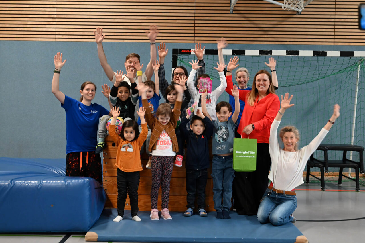 Starke Spende für Bewegungsfest in Winzerla. Stadtwerke Jena-Pößneck spenden 780 Euro an SPORT VERNETZT Jena für ein Bewegungsfest in Winzerla und stärken Sportangebote für Kinder. Foto: Stadtwerke Jena Starke Spende für Bewegungsfest in Winzerla. Stadtwerke Jena-Pößneck spenden 780 Euro an SPORT VERNETZT Jena für ein Bewegungsfest in Winzerla und stärken Sportangebote für Kinder. Foto: Stadtwerke Jena